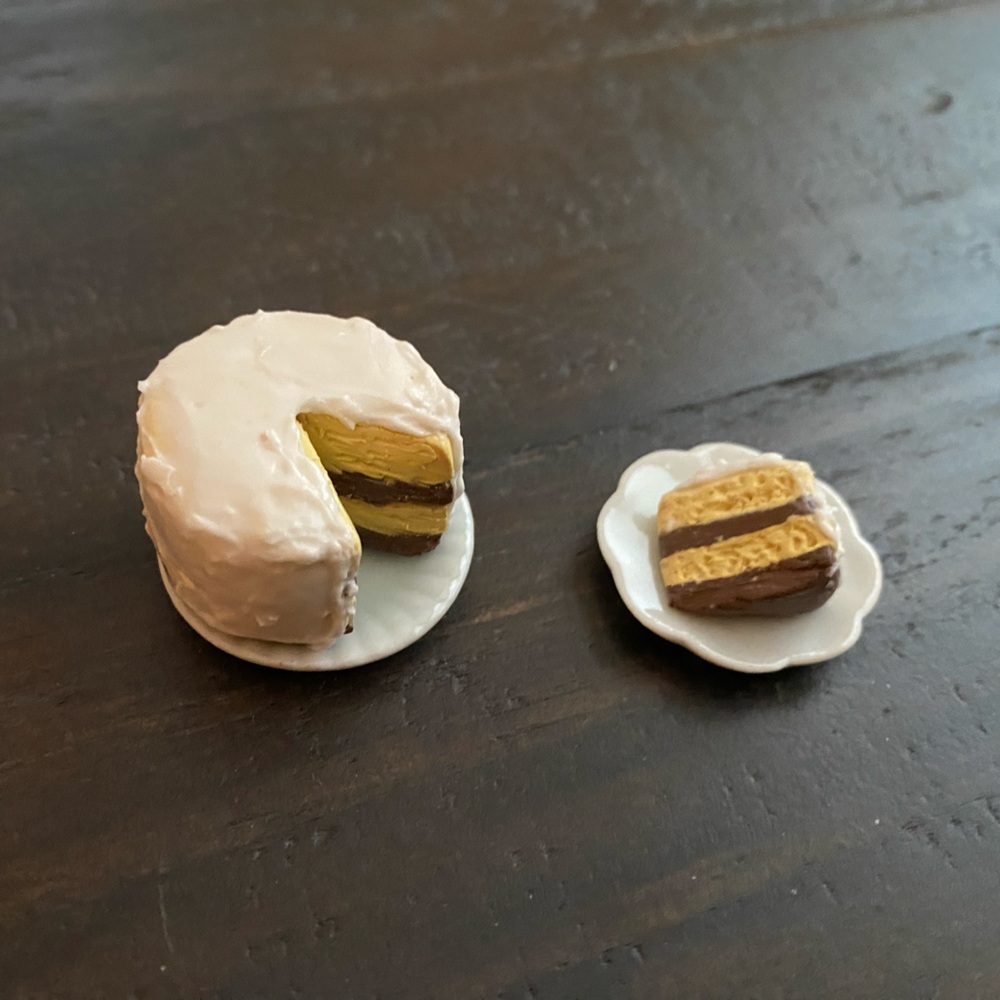 Dollhouse white layer Cake with Slice 1:12 Miniature Dessert Food with plates